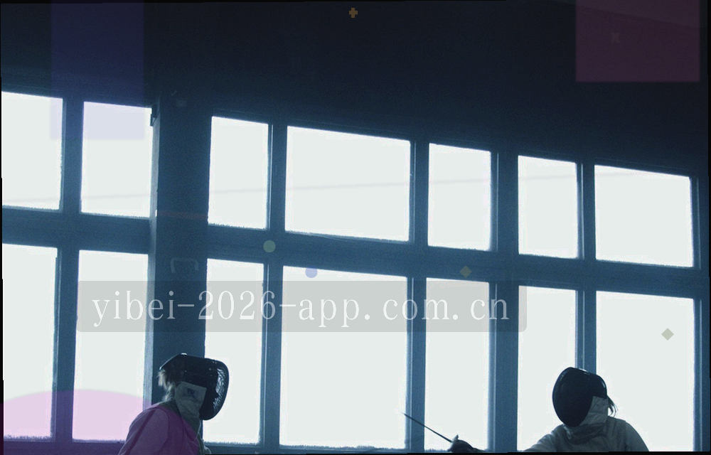 由密集刻度线构成的年份刻度带与向上延伸的曲线